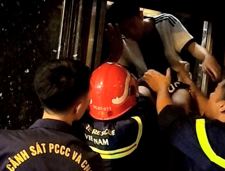 Cứu hộ nhanh 5 người kẹt thang máy ở địa bàn quận Lê Chân